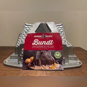Nordic Ware Nordicware Gingerbread House Bundt Pan NEW NWT